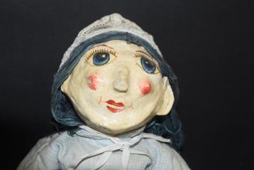 Oude handgemaakte pop met smockjurk & antieke kanten muts beschikbaar voor biedingen