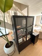 Zwart stalen vitrinekast, servieskast, dressoir, Ophalen, 100 tot 150 cm, Zo goed als nieuw, Metaal