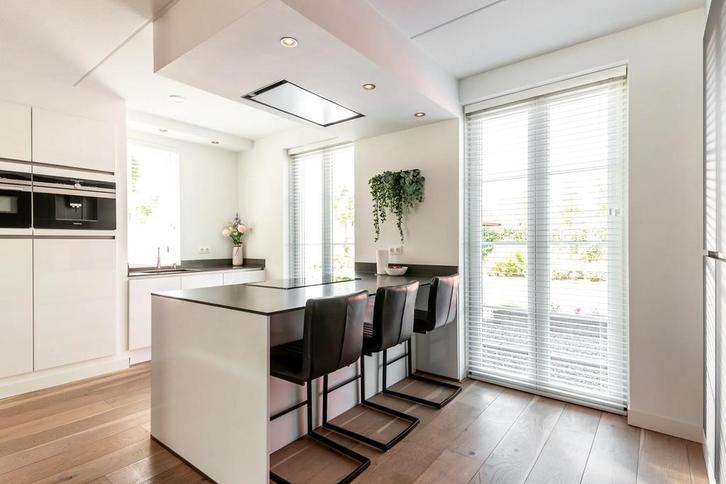 3 grijs/zwarte PU-lederen barkrukken met zwart metalen frame, Huis en Inrichting, Barkrukken, Zo goed als nieuw, 60 tot 90 cm