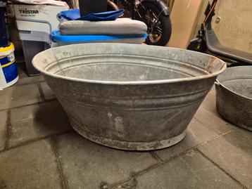 Grote zinken teil beschikbaar voor biedingen