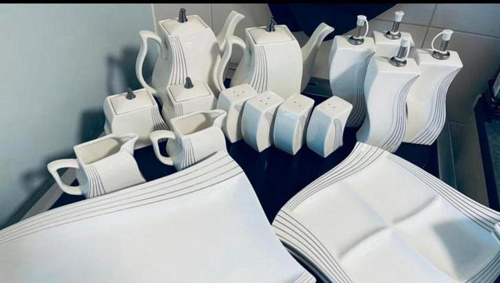 Servies 68 delig, wit met zilverkleurige randen., Huis en Inrichting, Keuken | Servies, Zo goed als nieuw, Bord(en), Overige stijlen