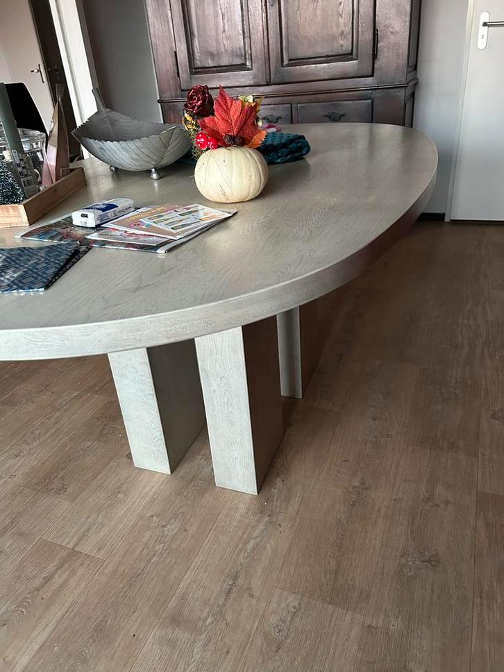 Ovale eettafel met stevige poten, Huis en Inrichting, Complete inboedels, Ophalen