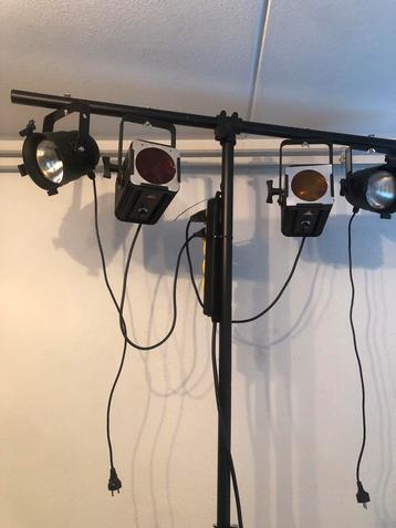 Te koop 2 statieven met elk 4 spots beschikbaar voor biedingen