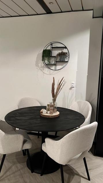 Eettafel massief hout beschikbaar voor biedingen