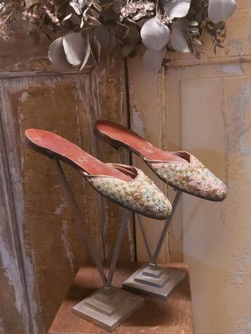 Oude slippertjes , leer met heel veel glaskraaltjes  beschikbaar voor biedingen