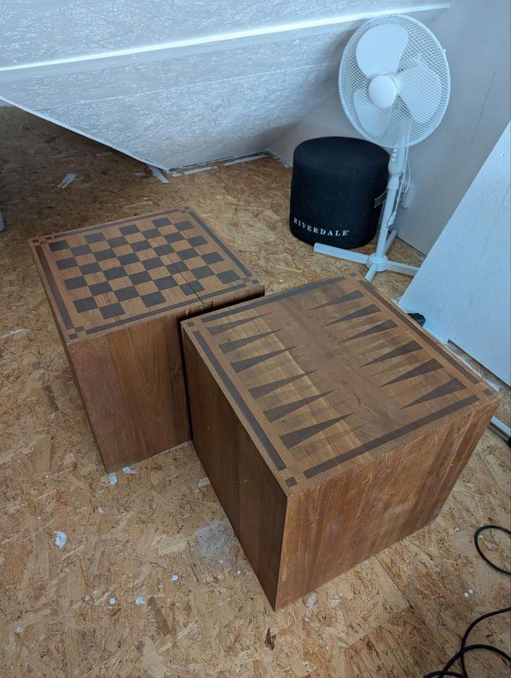 2x Speelse bijzettafels: backgammon & schaken | massief hout, Huis en Inrichting, Tafels | Bijzettafels, Gebruikt, Vierkant, 45 tot 60 cm