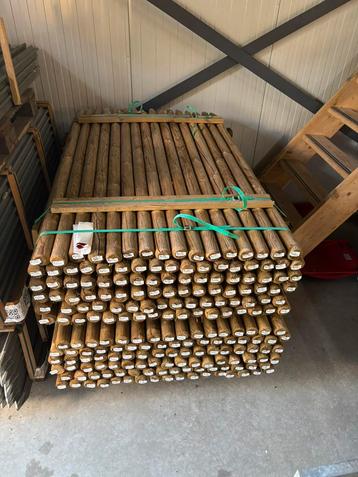 Houten palen (gefreesd) te koop beschikbaar voor biedingen