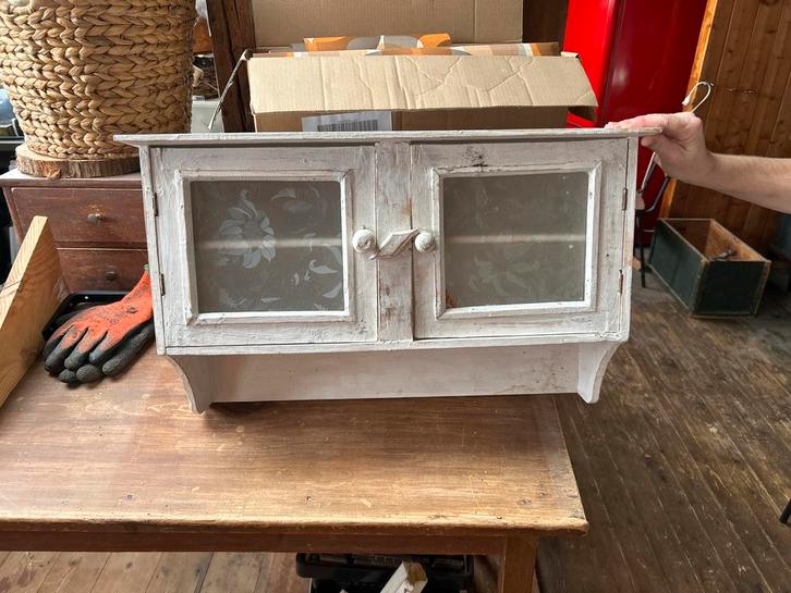 Charmant Wandkastje met Glazen Deurtjes, Huis en Inrichting, Kasten | Buffetkasten, Gebruikt, Minder dan 100 cm, Minder dan 50 cm