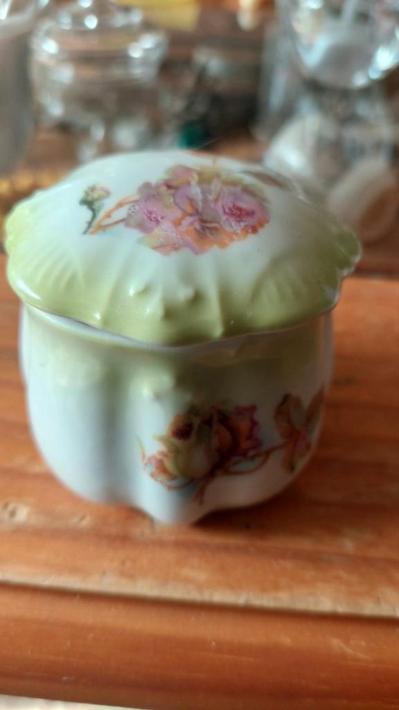 Vintage Porseleinen Sieradendoosje met Roosjes, Antiek en Kunst, Antiek | Porselein, Ophalen of Verzenden