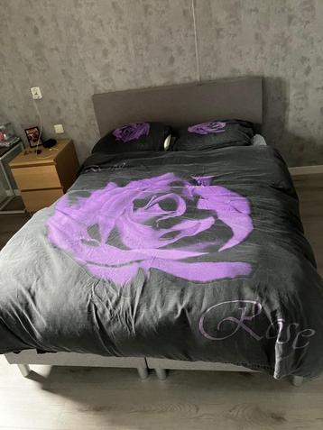 Bed beschikbaar voor biedingen