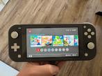 Nintendo Switch Lite Grijs + Hoes, Spelcomputers en Games, Games | Nintendo Switch, Overige genres, 1 speler, Ophalen of Verzenden