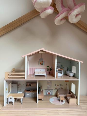 Mini poppenhuis beschikbaar voor biedingen