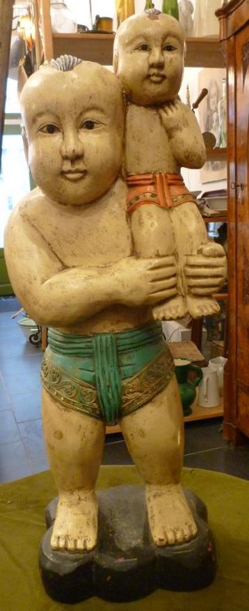 Antiek Oosters beeld van man met jongetje op schouder. beschikbaar voor biedingen