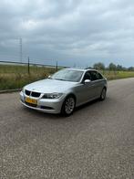 BMW 3-Serie 2.0 I 320 AUT 2007 Grijs nieuwe apk!, Auto's, Achterwielaandrijving, 1995 cc, 4 cilinders, 1500 kg