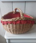 Rotan mand met rode bekleding witte stipjes mand  cadeau, Huis en Inrichting, Ophalen of Verzenden, Gebruikt, Rond