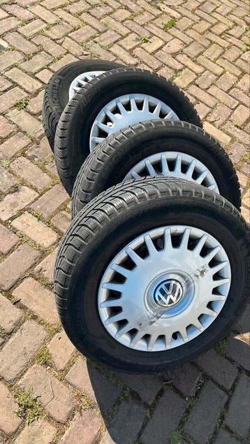 Set org. Volkswagen wieldoppen met Michelin Alpin 195/65R15 beschikbaar voor biedingen