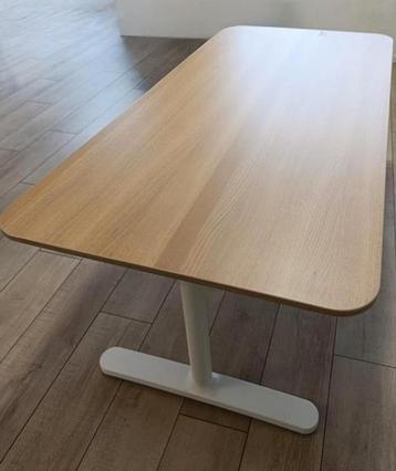 Bureau ikea met kabelhouder en in hoogte verstelbaar