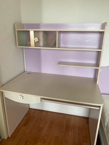 Bureau tafel net sls nieuwe lila met beigekleurig icm bed beschikbaar voor biedingen
