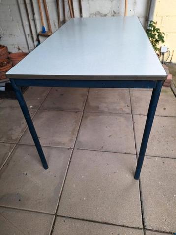 stevige werktafel 70 bij 140 cm beschikbaar voor biedingen