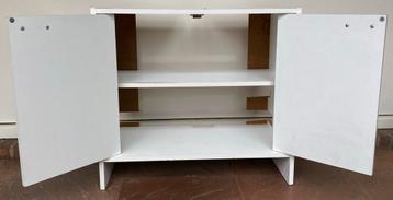 Wastafel kastje met plankjes beschikbaar voor biedingen