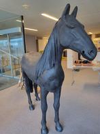 Polyester paard, Ophalen