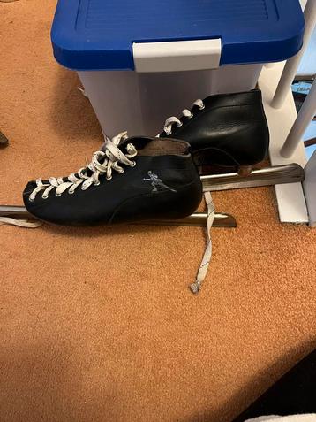 Zwarte schaatsen, maat 42 beschikbaar voor biedingen