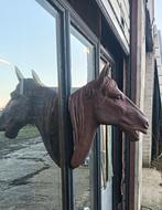 Levensgrote gietijzeren paardenhoofd, Toebehoren