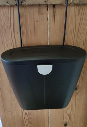 Calzaro: Afvalbakje voor in de auto beschikbaar voor biedingen