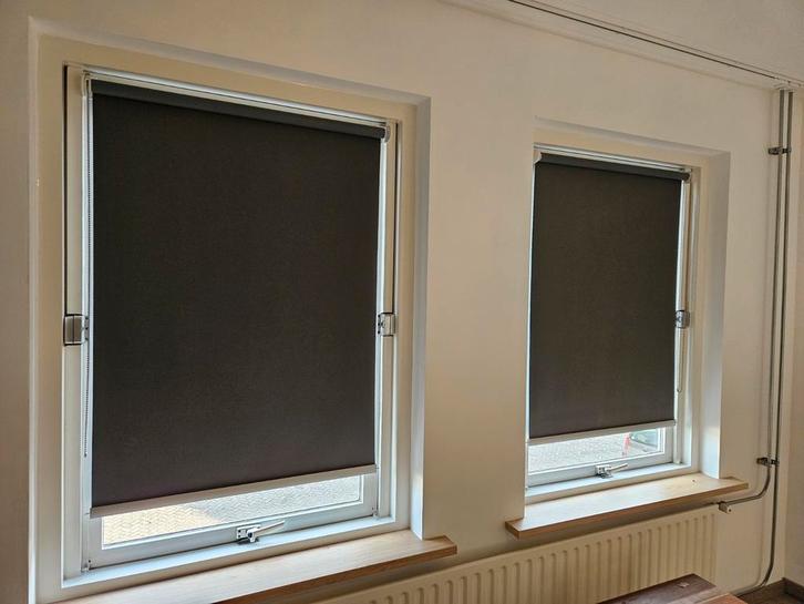 Rolgordijnen verduisterd grijs van LieverThuis, Doe-het-zelf en Verbouw, Kozijnen en Schuifpuien, Raamkozijn, 75 tot 150 cm, Ophalen of Verzenden