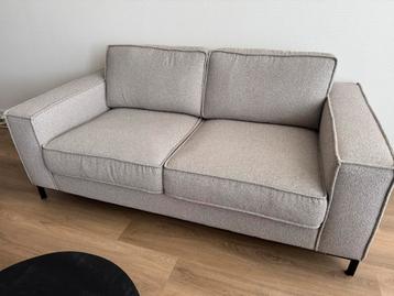 Taupe 2-zits bank - Zo goed als nieuw! beschikbaar voor biedingen