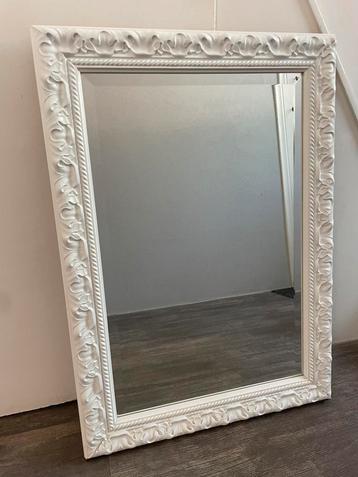 Mooie spiegel wit 50 x 70 cm beschikbaar voor biedingen