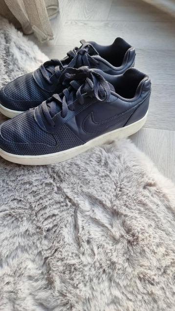 Donkerblauwe Sneakers beschikbaar voor biedingen