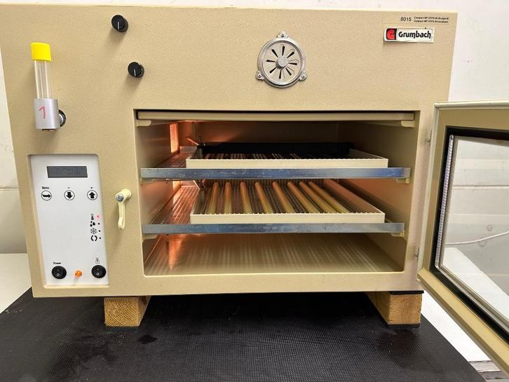 Zeer Goede Broedmachine GRUMBACH  s84, Dieren en Toebehoren, Pluimvee | Toebehoren, Zo goed als nieuw, Broedmachine, Ophalen
