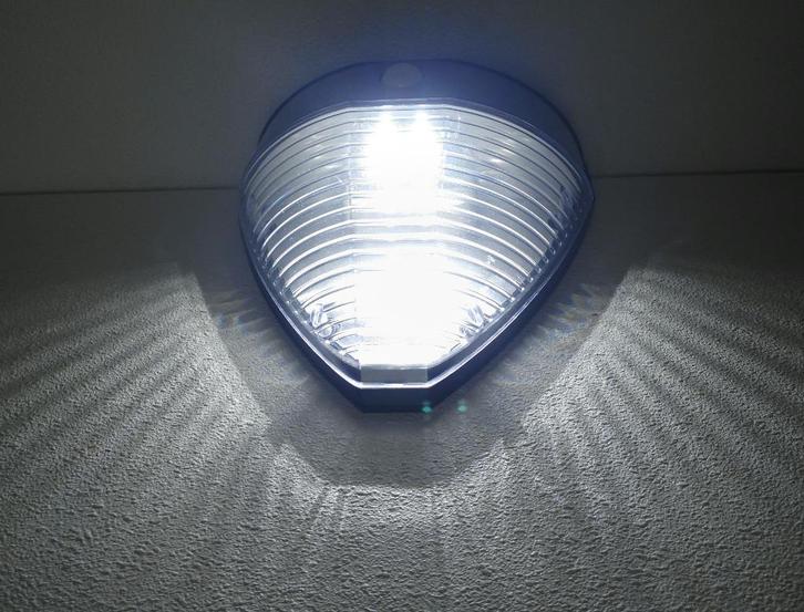 Velamp SL235 met bewegingssensor, zonnecel en batterijen, Huis en Inrichting, Lampen | Wandlampen, Zo goed als nieuw, Kunststof