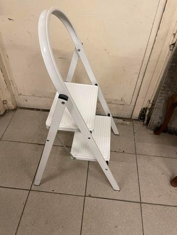 Stevige huishoudtrap beschikbaar voor biedingen
