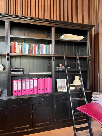 Boekenkast Showmodel  beschikbaar voor biedingen