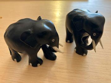 Kleine ebbenhouten olifantjes beschikbaar voor biedingen
