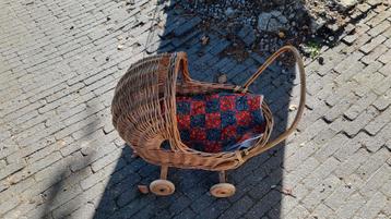 Vintage Rotan Poppenwagen beschikbaar voor biedingen