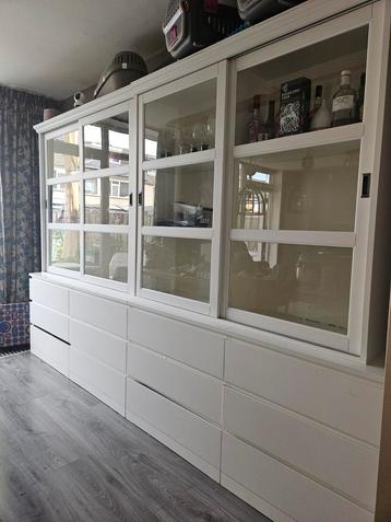 Vitrine kasten beschikbaar voor biedingen