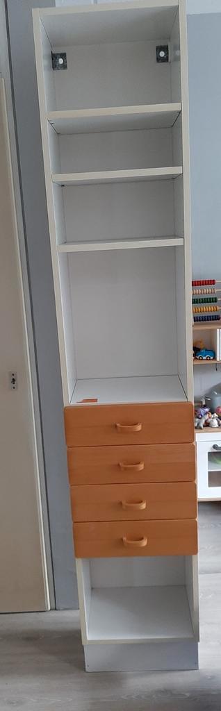 Witte kast met 4 laden beschikbaar voor biedingen