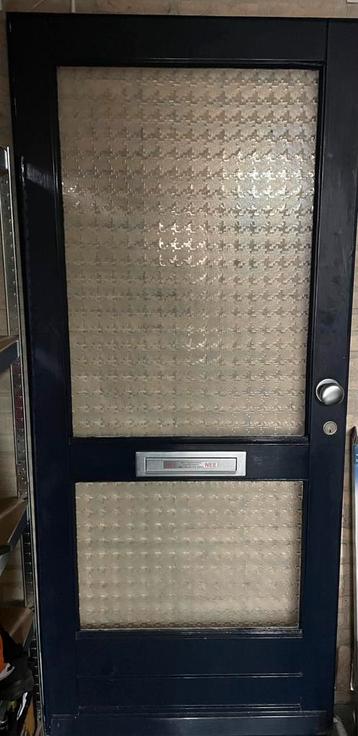 Voordeur beschikbaar voor biedingen