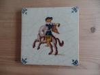 Oud tegeltje Man met toeter op paard gekleurd, Antiek en Kunst, Antiek | Wandborden en Tegels, Ophalen of Verzenden