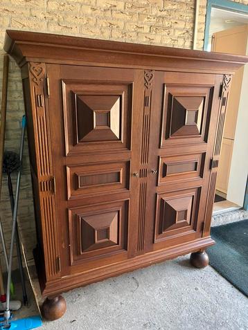 Grote houten kast gratis af te halen! beschikbaar voor biedingen