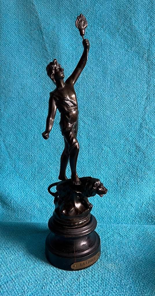 Decoratief bronsachtig beeldje van een man., Antiek en Kunst, Antiek | Koper en Brons, Ophalen of Verzenden