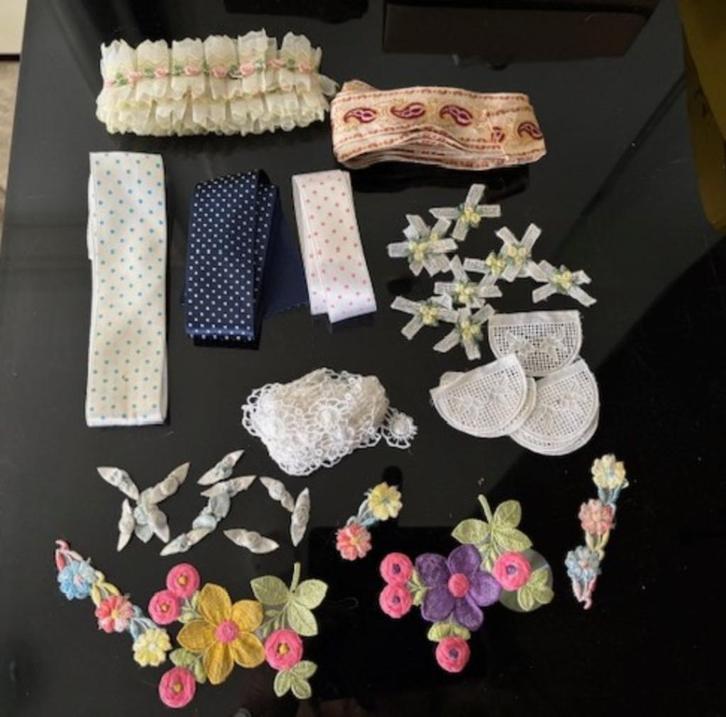 Brocante kantjes opnaaibare textiel applicaties en oud lint, Antiek en Kunst, Curiosa en Brocante, Ophalen of Verzenden