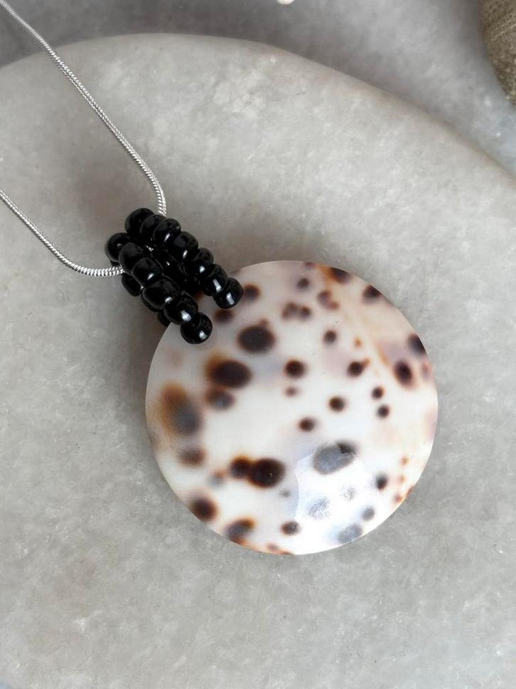 Ketting schelp, Sieraden, Tassen en Uiterlijk, Kettinghangers, Zo goed als nieuw, Steen of Mineraal, Ophalen of Verzenden