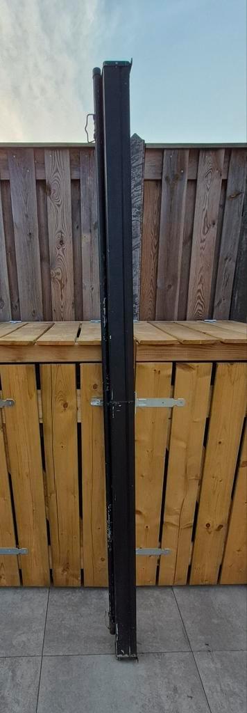 Zwart tuinscherm beschikbaar voor biedingen