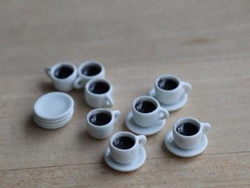 Zwarte koffie in kopjes van dun porselein. beschikbaar voor biedingen
