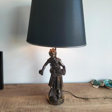 Antieke lamp met beeld beschikbaar voor biedingen