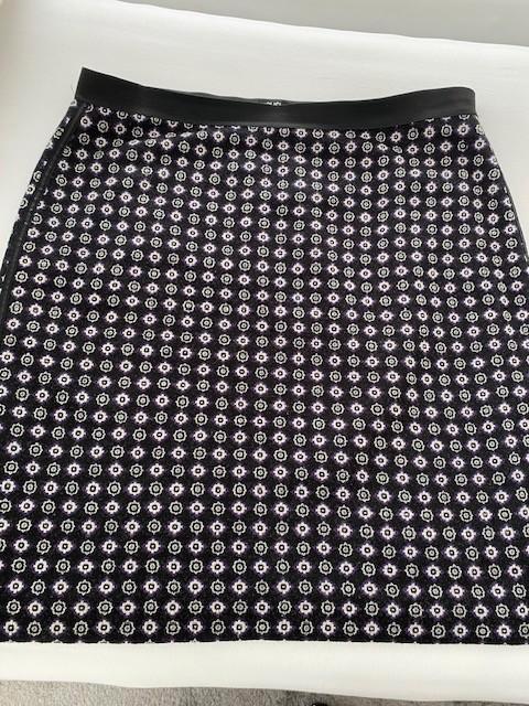 Michelle rok zwart met witte en paarse print maat 46, Kleding | Dames, Rokken, Zo goed als nieuw, Maat 46/48 (XL) of groter, Zwart